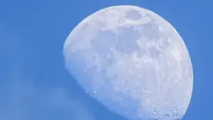 Tuần này người Việt ngắm trăng vào ban ngày: Vì sao có thể thấy rõ?