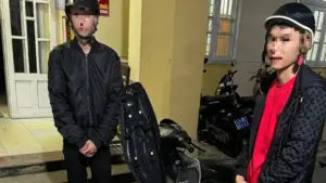 Tuần tra xuyên đêm, Công an Đà Nẵng phát hiện nhiều thanh thiếu niên tụ tập, mang hung khí