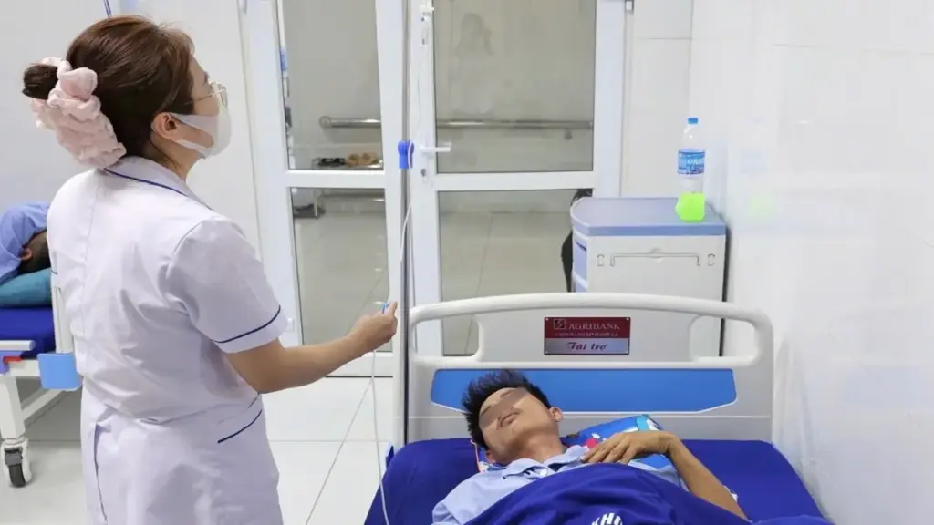 Uống rượu nhịn tiểu, chàng trai ngã vỡ bàng quang