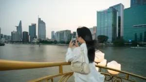 Uống trà chiều trên du thuyền, chụp ảnh TP.HCM lung linh ánh đèn