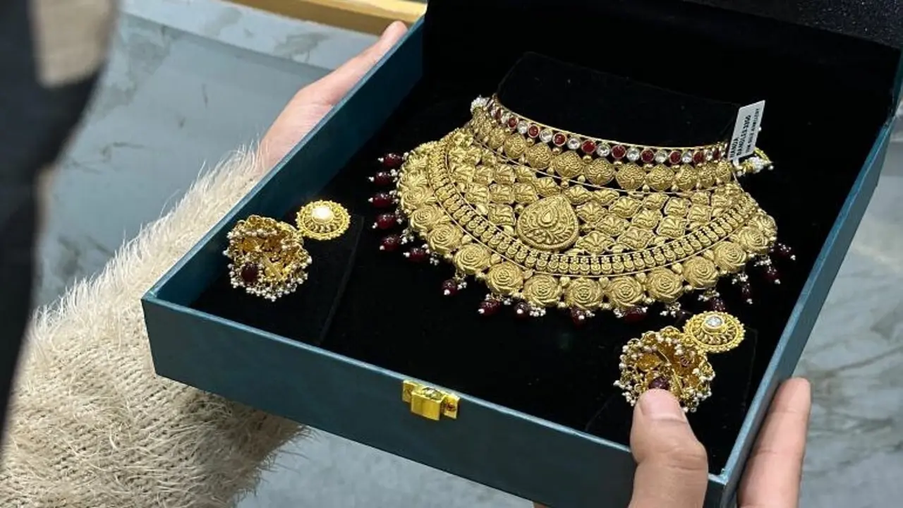 Vàng đắt đỏ, cô dâu Nam Á tìm đến trang sức mỹ ký