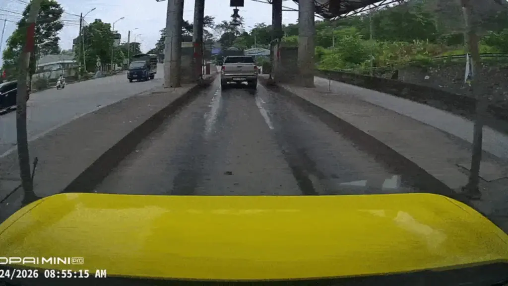 Vật thể lạ rơi trước đầu ôtô trong trạm thu phí