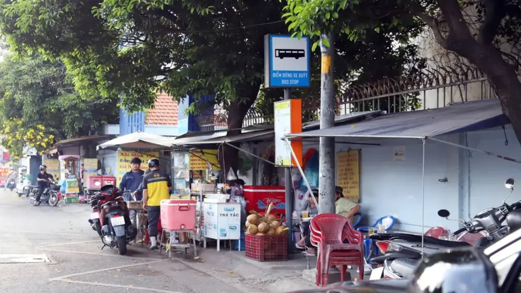 Vỉa hè lộn xộn đang cản trở hành khách xe buýt