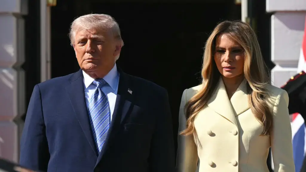 Vợ chồng ông Trump phẫn nộ vì câu đùa 'góa chồng' của Jimmy Kimmel
