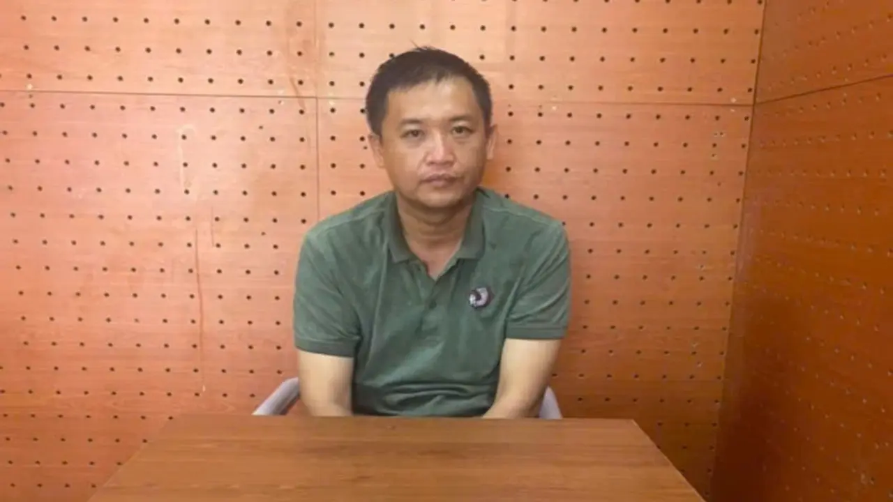 Vờ đẩy giúp xe hết xăng, lợi dụng cướp điện thoại