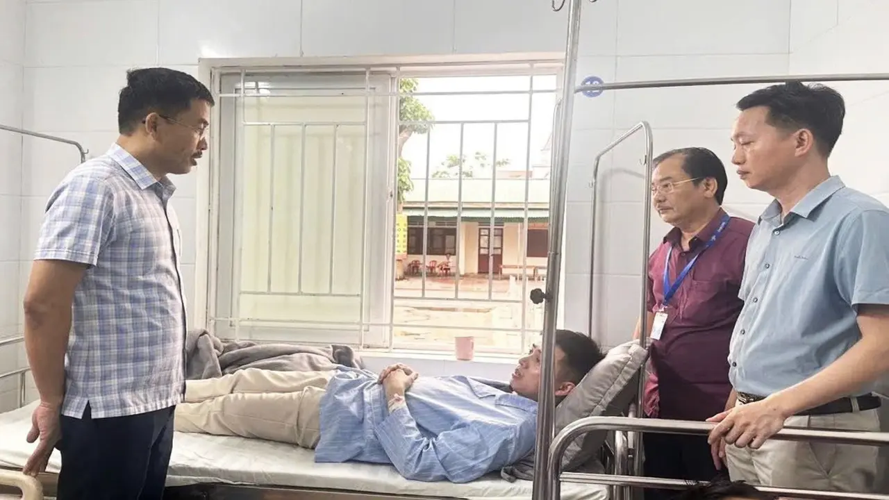 Vụ hơn 20 người nghi ngộ độc thực phẩm: Đình chỉ hoạt động quán bánh mì