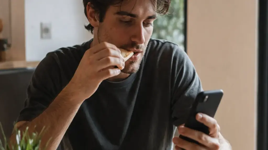 Vừa ăn vừa xem điện thoại: 4 tác động xấu đến tiêu hóa và cân nặng