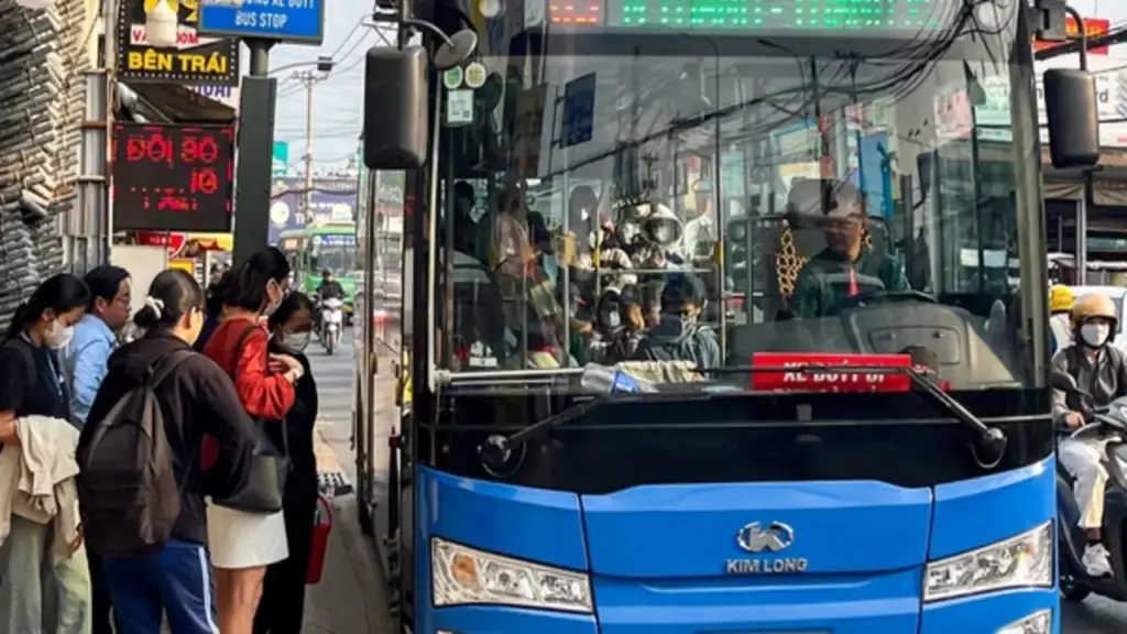 Vui mừng nếu miễn phí xe buýt nhưng người trẻ mong thêm những điều này…