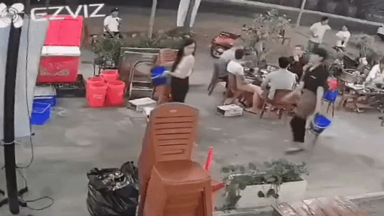 Xác minh video người đàn ông đá nữ quản lý quán nhậu ở Nha Trang