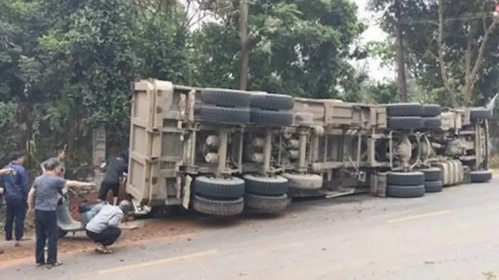 Xe đầu kéo lật đè bẹp xe con và xe máy, 2 phụ nữ tử vong