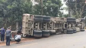 Xe đầu kéo lật đè bẹp xe con và xe máy, 2 phụ nữ tử vong