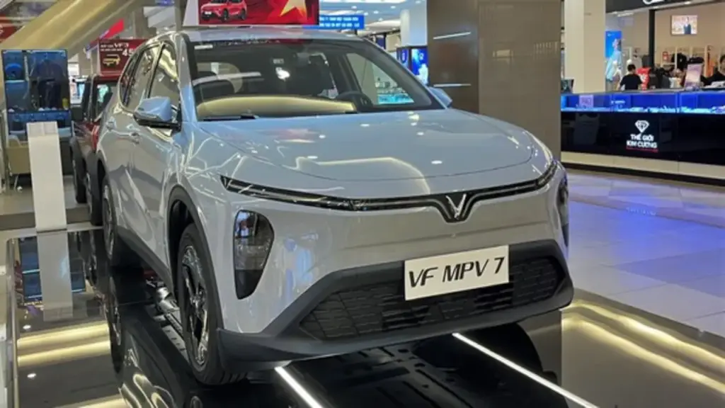 Xe gia đình cỡ nhỏ: VinFast Limo Green áp đảo, doanh số gấp đôi nhóm xe xăng