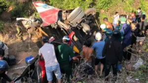 Xe khách lao xuống vực, 4 người chết, nhiều người bị thương