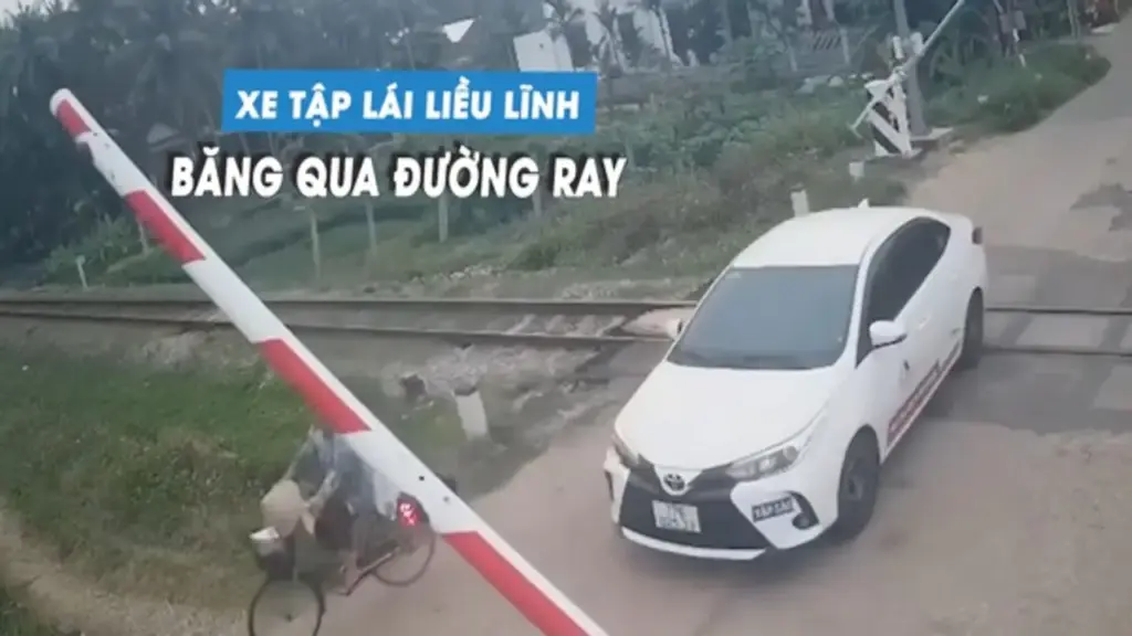Xe tập lái bất chấp đèn đỏ vượt rào chắn, cố tình băng qua đường ray