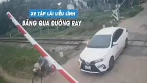 Xe tập lái bất chấp đèn đỏ vượt rào chắn, cố tình băng qua đường ray