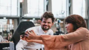 Xin chụp ảnh selfie với Magnus Carlsen, nữ kỳ thủ bị trọng tài tịch thu điện thoại