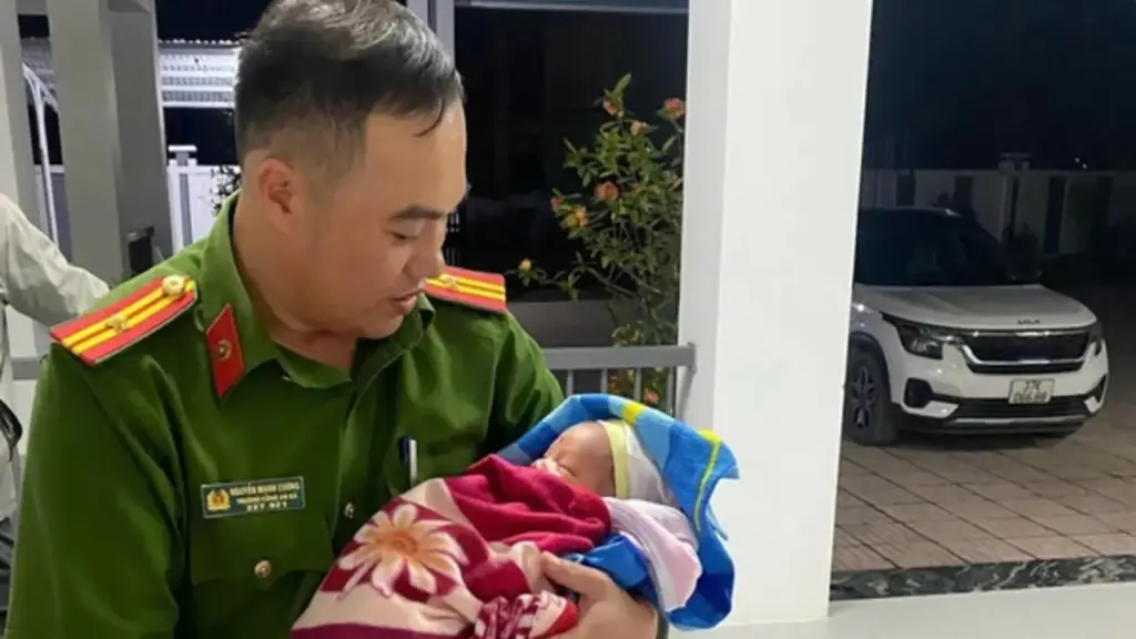 Xót xa bé 10 ngày tuổi bị bỏ rơi trên cầu cùng 600.000 đồng và lá thư