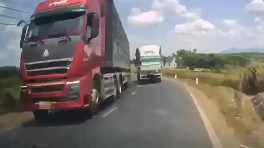 Xử phạt tài xế xe tải vượt ẩu tại khúc cua, suýt gây va chạm