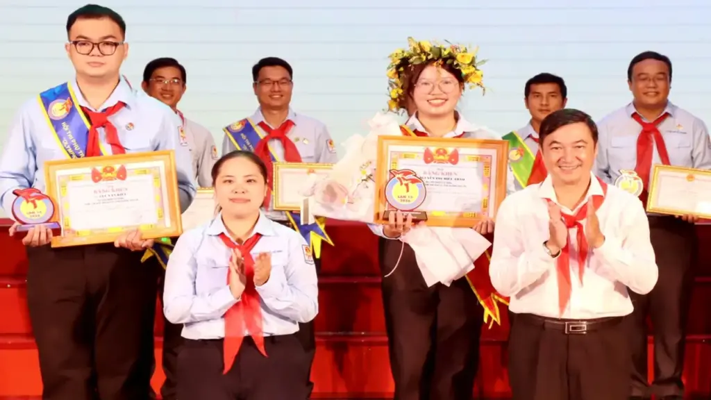 15 mùa cánh én bay cùng Đội