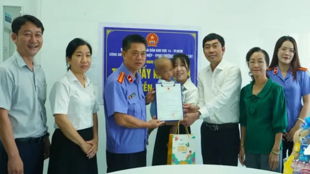 24 giờ làm giấy khai sinh cho bé trai 2 tuổi bị bạo hành ở TP.HCM