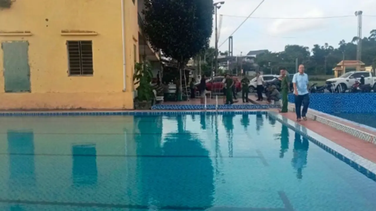 3 cháu bé nguy kịch nghi do điện giật ở bể bơi trường học