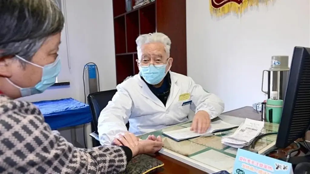 3 'nguyên tắc vàng' giúp danh y 99 tuổi minh mẫn, ngày khám hơn 30 bệnh nhân