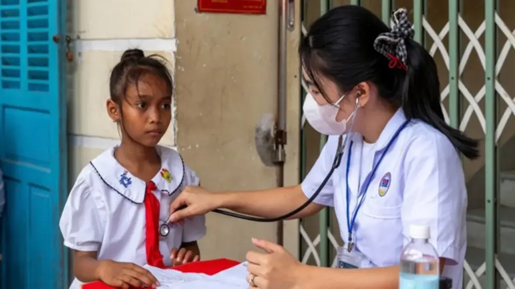 300 trẻ em khó khăn được khám sức khỏe, tư vấn dinh dưỡng miễn phí