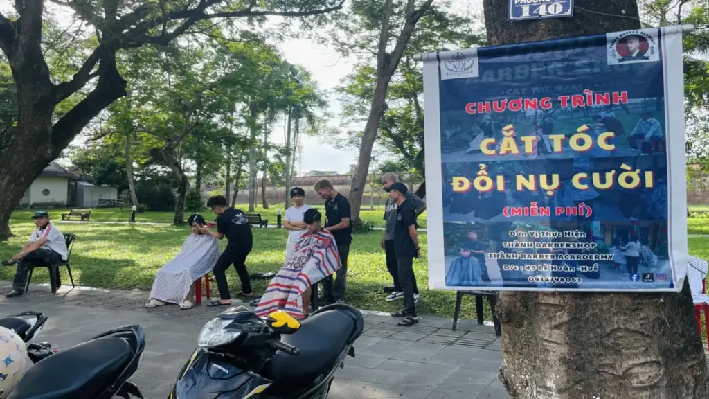 Ấm lòng tiệm tóc 'đổi nụ cười' nơi vỉa hè cố đô Huế