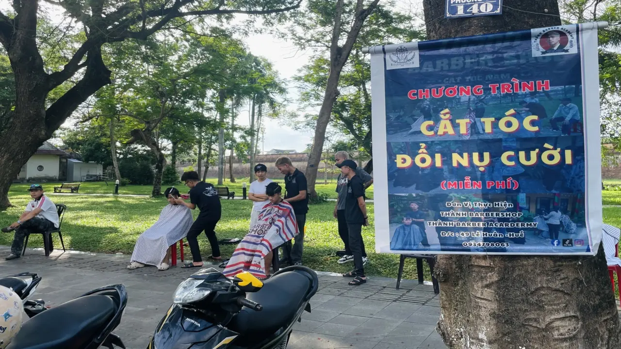Ấm lòng tiệm tóc 'đổi nụ cười' nơi vỉa hè cố đô Huế