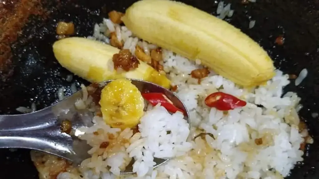 Ăn cơm với trái cây: Món ngon ‘nhức nách’ hay từ thói quen lao động?