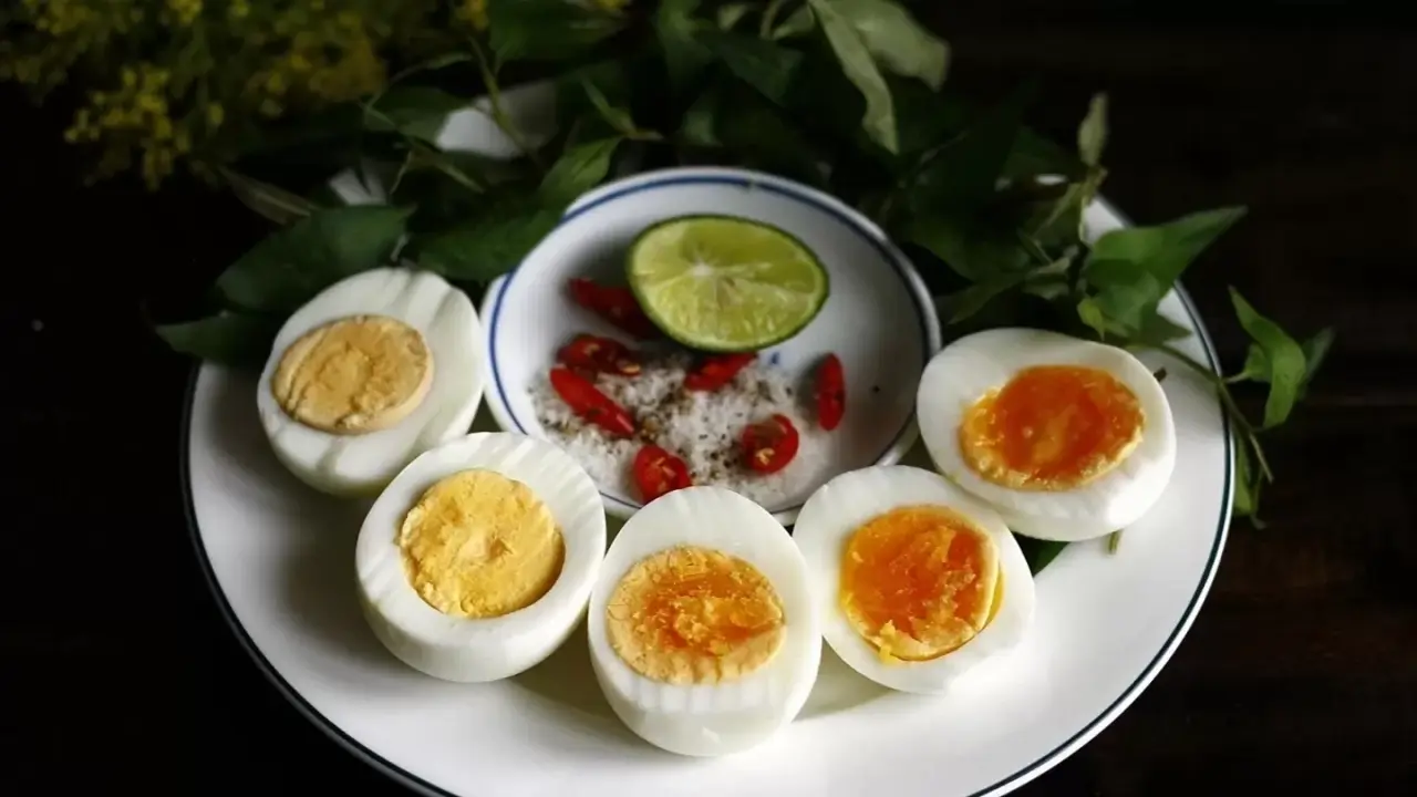 Ăn trứng luộc bổ hơn trứng rán?