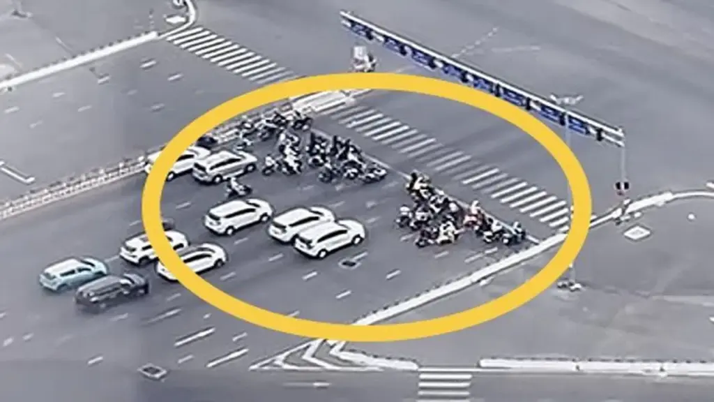 'Anh đang ngồi trong xe máy lạnh thì nên nhường đường cho người đi xe máy'