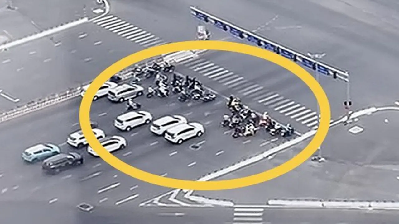 'Anh đang ngồi trong xe máy lạnh thì nên nhường đường cho người đi xe máy'