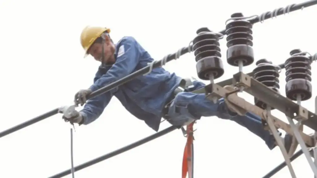 Ảnh dự thi: Nâng dòng điện, vững bước tương lai