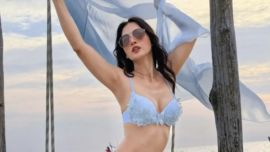 Anh Thư diện bikini khoe đường cong nóng bỏng ở tuổi 44