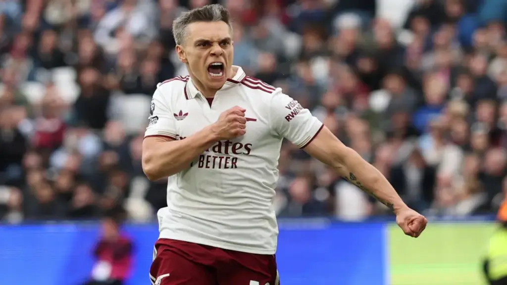Arsenal 'chết đi sống lại' trước West Ham, vẫn hơn Man City 5 điểm