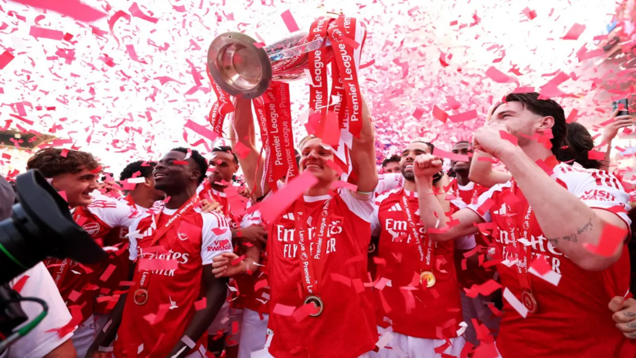 Arsenal nâng Cup vô địch Ngoại hạng Anh