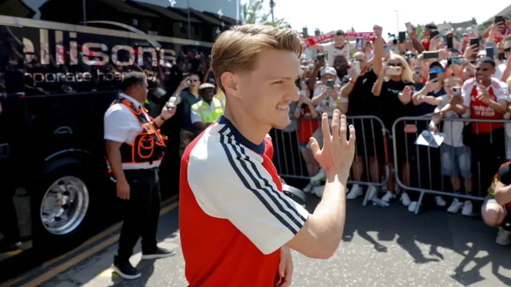 Arsenal ra sân với tư cách nhà vô địch Ngoại hạng Anh