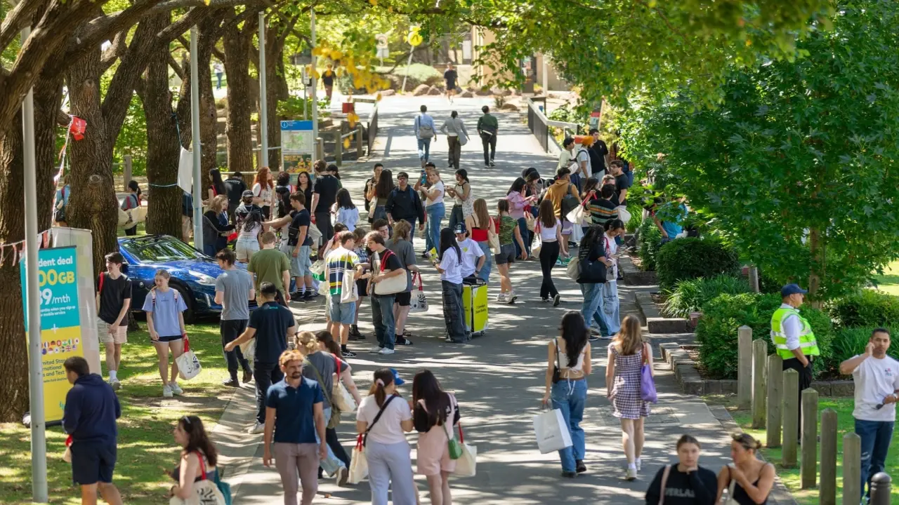 Australia 'lời' hàng chục triệu AUD từ du học sinh trượt visa