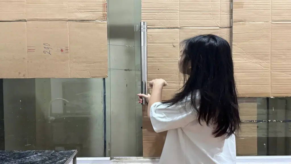 Áy náy của hàng xóm vụ bé gái 4 tuổi bị cha dượng bạo hành