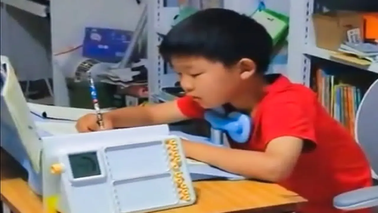 Bà mẹ gây sốt vì để con đạp máy khâu khi học bài