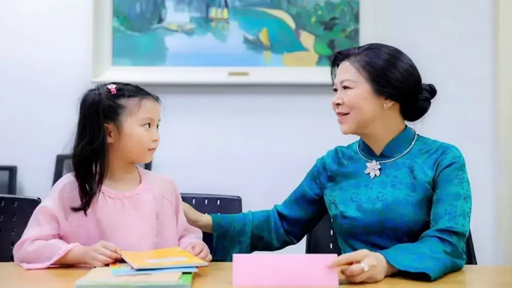 Bà Ngô Phương Ly thăm lớp tiếng Việt tại Singapore