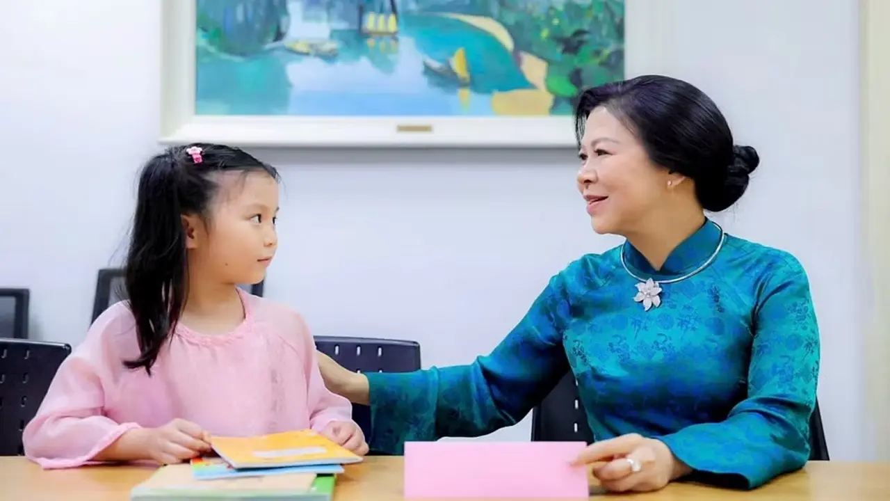 Bà Ngô Phương Ly thăm lớp tiếng Việt tại Singapore