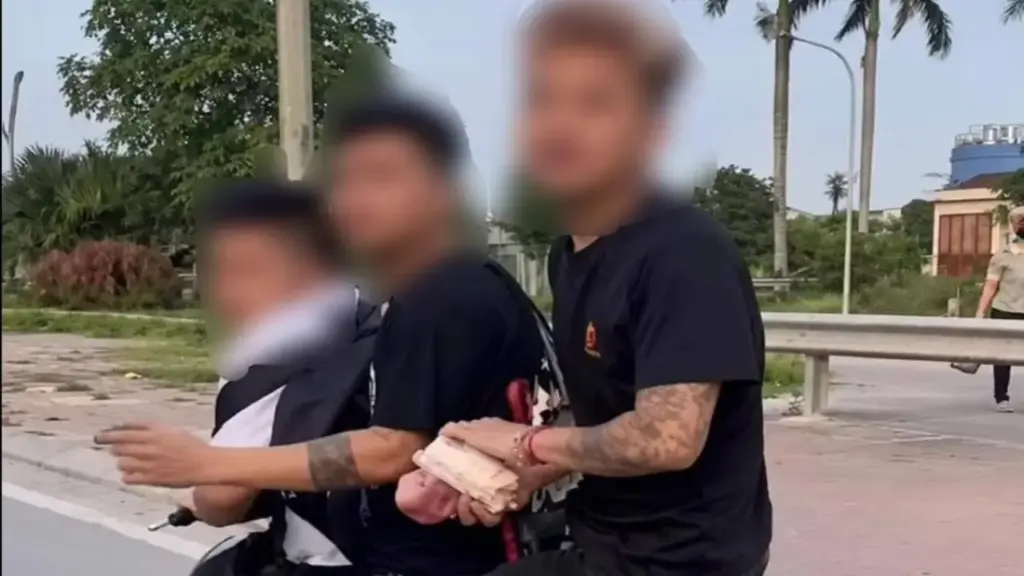 Ba thanh niên đi xe máy không biển số, dùng dép đánh người ở Hải Phòng