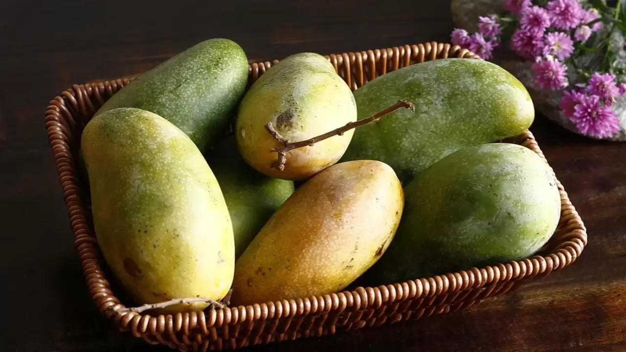 Bác sĩ cảnh báo cơ thể quá tải đường khi bạn ăn quá nhiều quả xoài