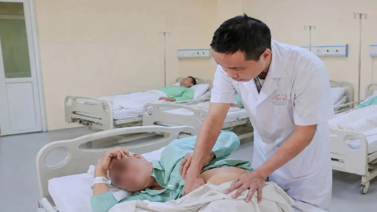 Bác sĩ "toát mồ hôi" với ca tán sỏi khó: Thận chui lên ngực, cột sống vẹo