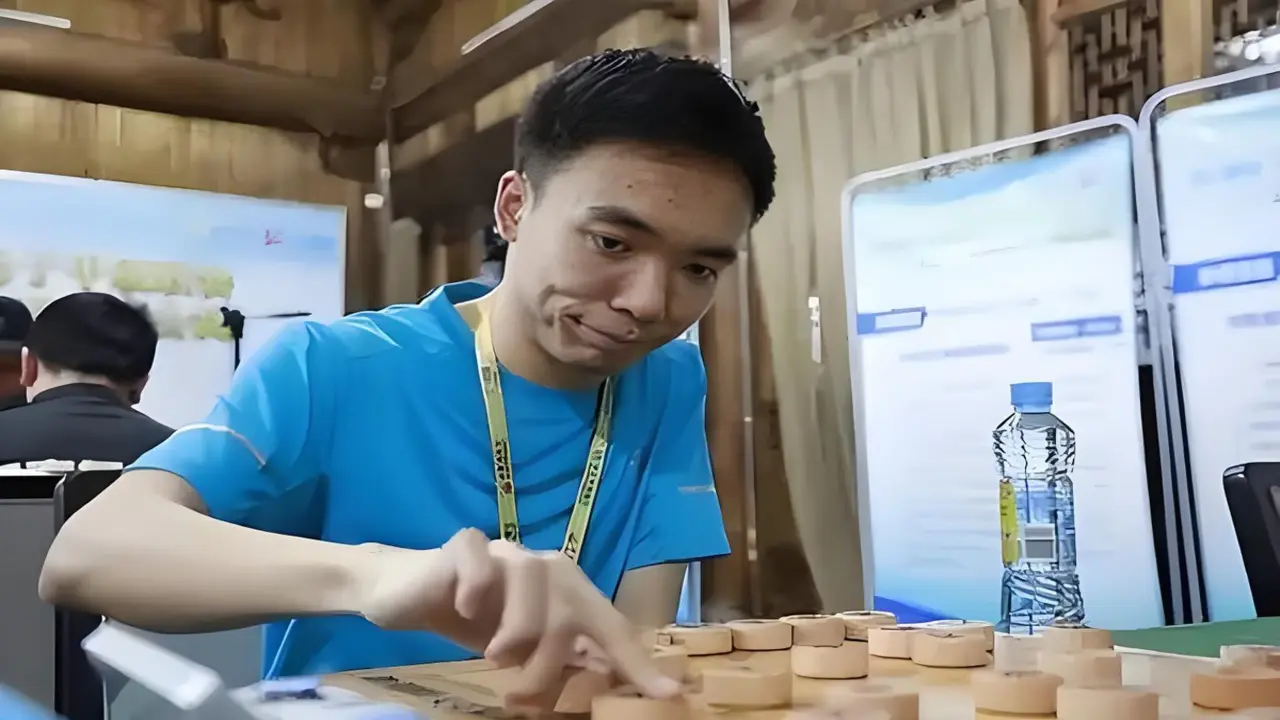 'Bậc thầy thí quân' tụt dốc không phanh, làng cờ tướng Trung Quốc âu lo trước Lại Lý Huynh