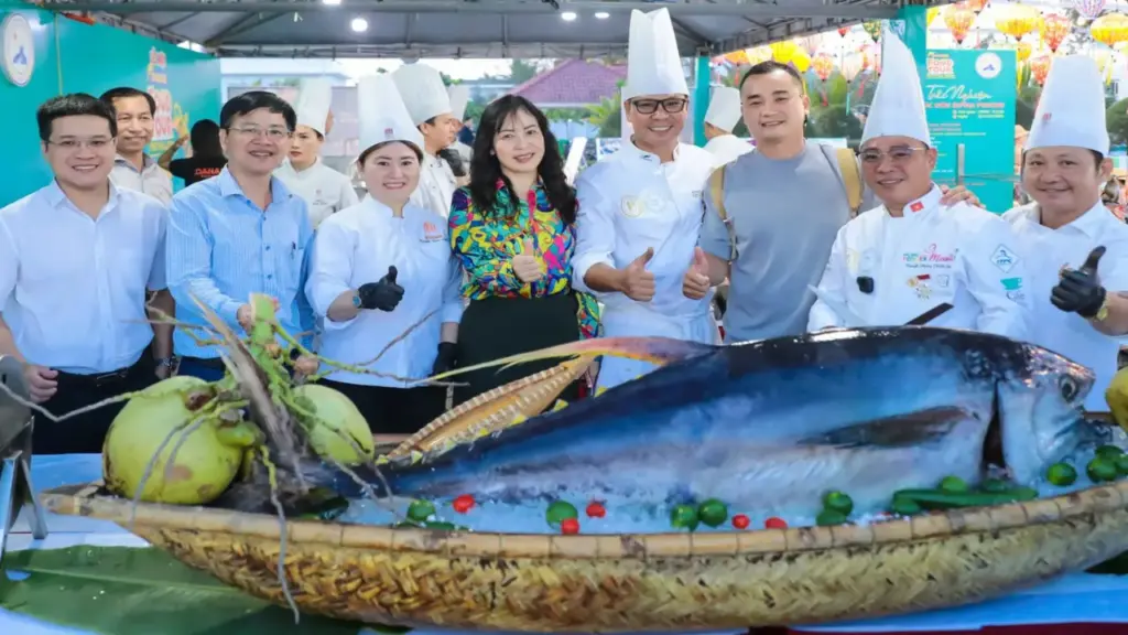 Bãi biển Quảng Nam cũ kín người trong lễ hội ẩm thực, Hội An lung linh đêm giao lưu văn hóa Nhật Bản