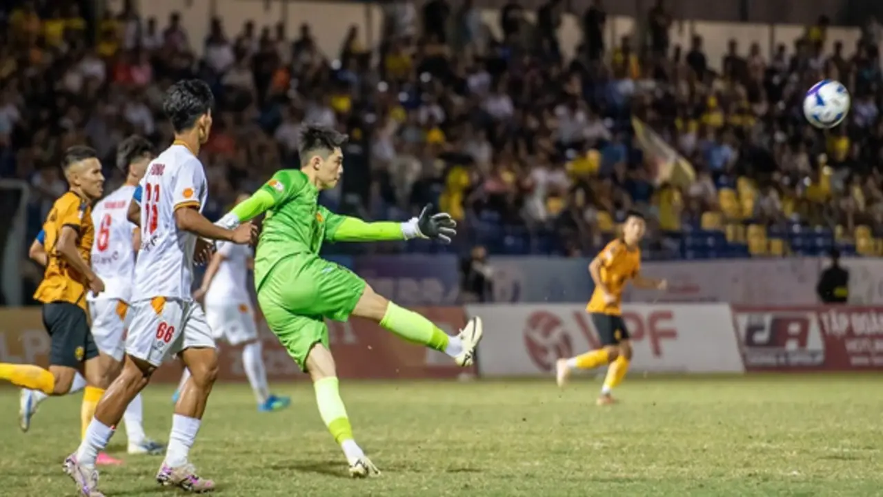 Bảng xếp hạng V-League mới nhất: Đà Nẵng ‘bất thình lình’ thắng Hải Phòng, PVF-CAND bị dìm xuống đáy