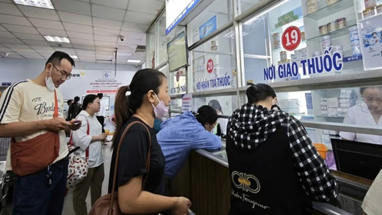 Bảo hiểm y tế và gánh nặng 'tự mua thuốc ngoài'